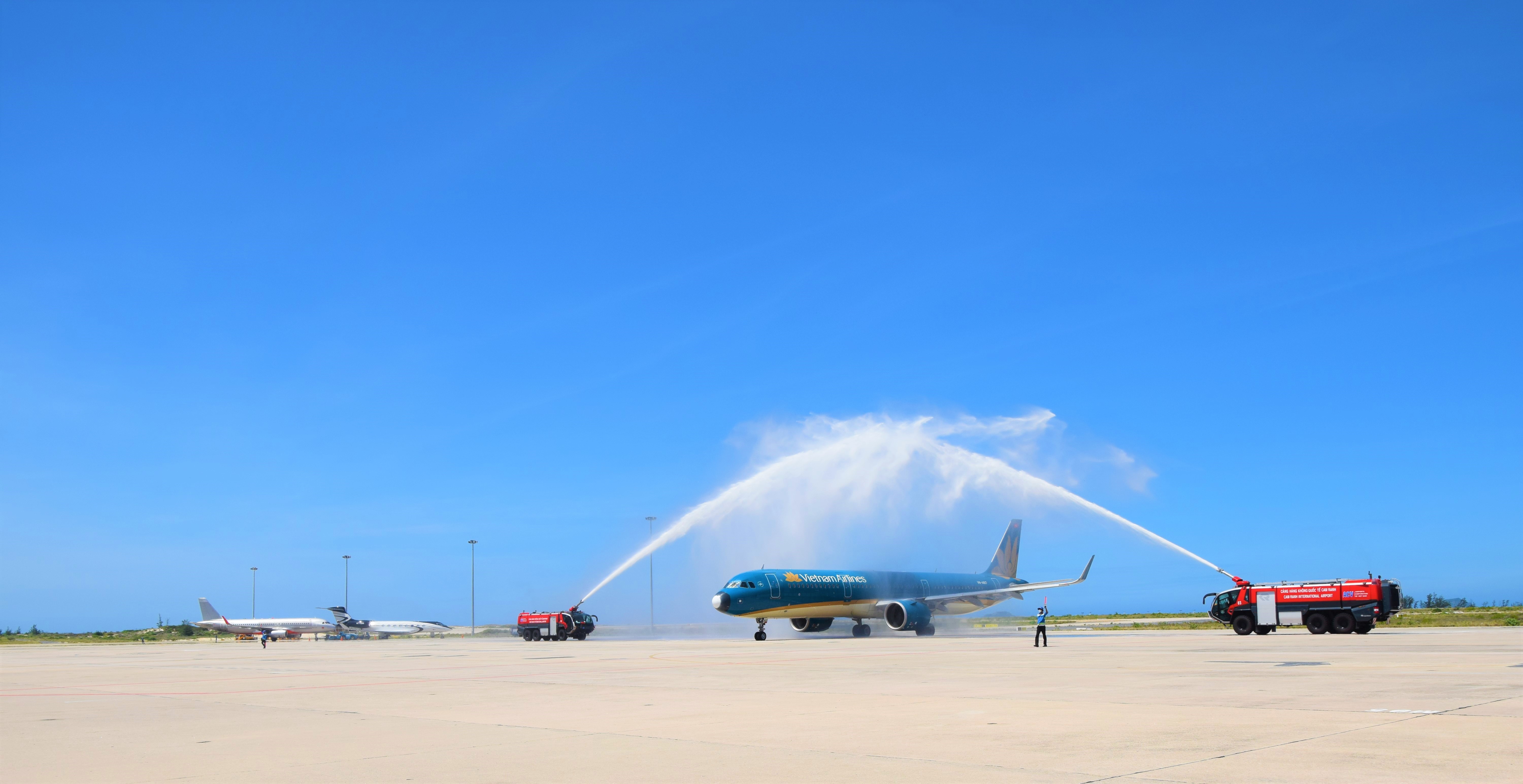 Nghi thức phun vòi rồng chào đón đường bay mới Nha Trang – Singapore