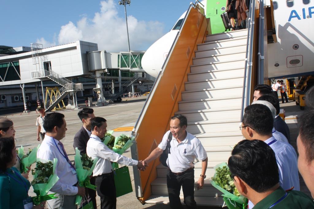 Lãnh đạo UBND TP Cần Thơ chào đón những hành khách đầu tiên