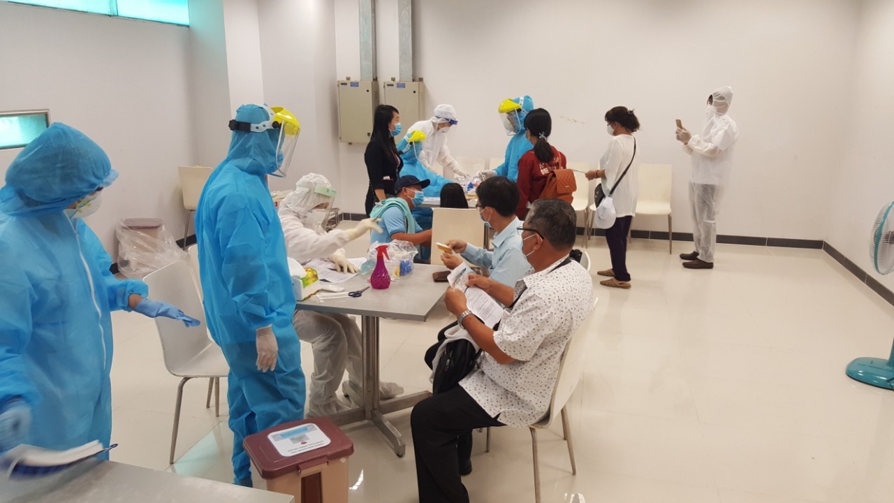 Nhân viên CDC Cần Thơ đang lấy mẫu để test nhanh Covid-19 đối với các hành khách đến từ Đà Nẵng