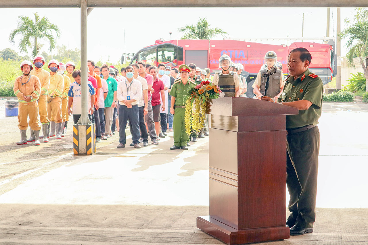 Thiếu tướng Nguyễn Văn Thuận, Giám Đốc Công an TP.Cần Thơ phát biểu đánh giá và rút kinh nghiệm sau buổi diễn tập thực binh