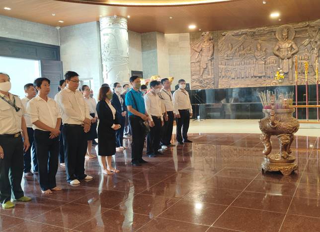 Các đồng chí đảng viên, BCH công đoàn và Đoàn thanh niên đã đến dâng hương  tưởng niệm tại đền thờ Vua Hùng TP. Cần Thơ nhân ngày Giỗ tổ Mùng 10 tháng 3