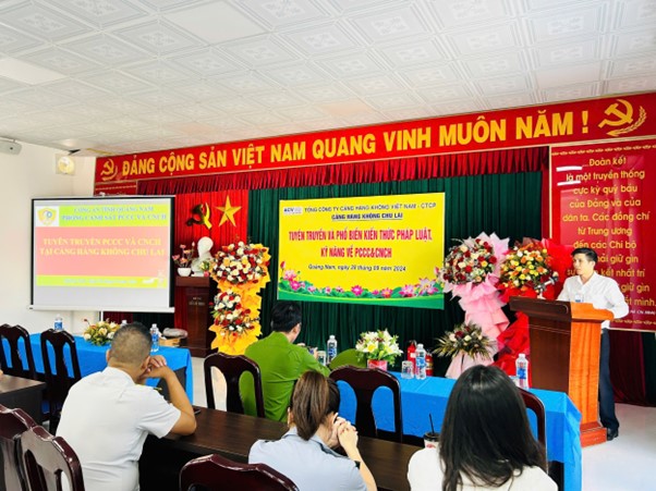 Ông Trần Quang Trung-Chủ tịch Công đoàn, Chánh văn phòng, phụ trách Đội PCCC chuyên ngành Cảng hàng không Chu Lai phát biểu tại buổi tuyên truyền