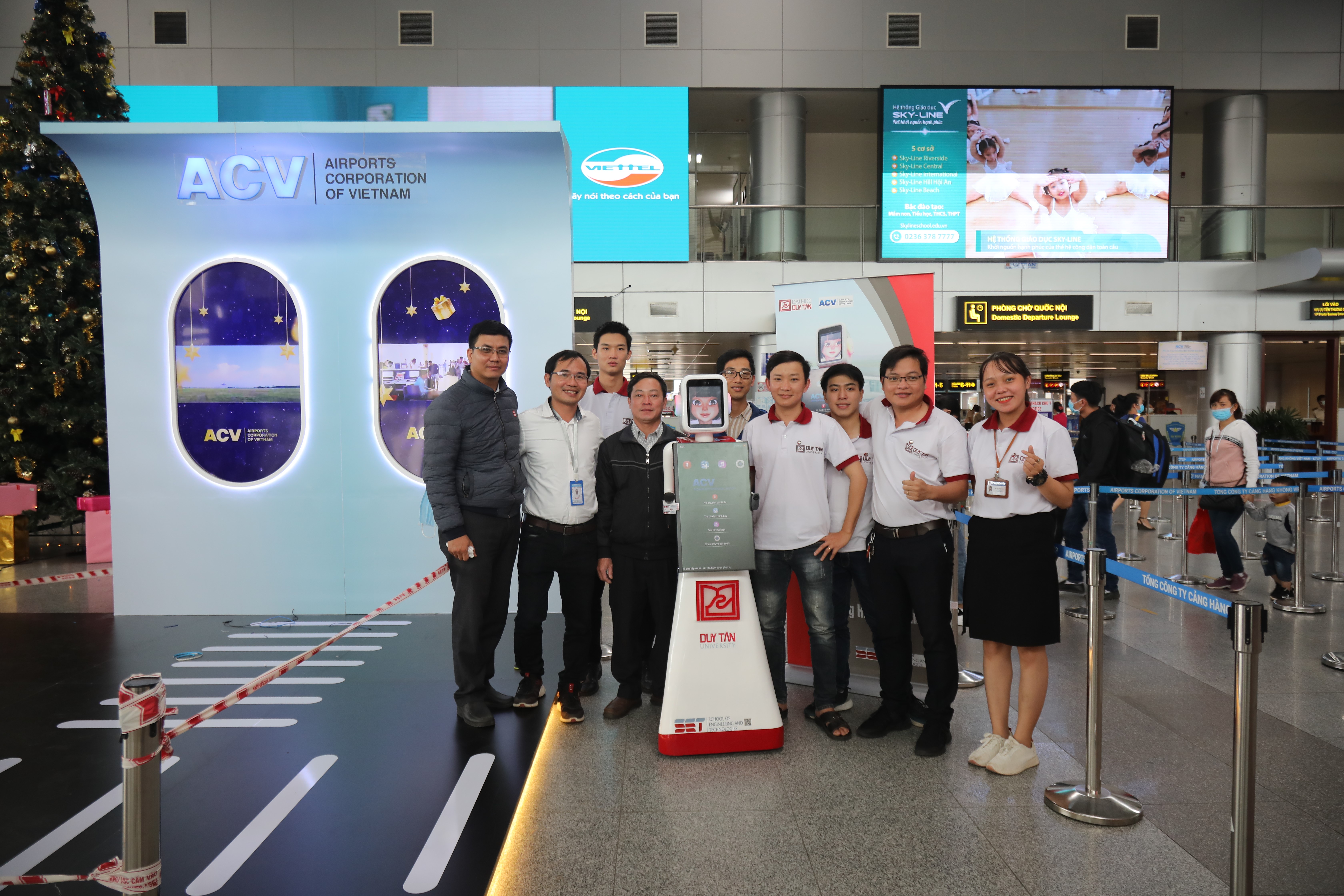 Đại diện Cảng HKQT Đà Nẵng chụp hình lưu niệm cùng cán bộ nghiên cứu của Trung tâm CEE - Đại học Duy Tân