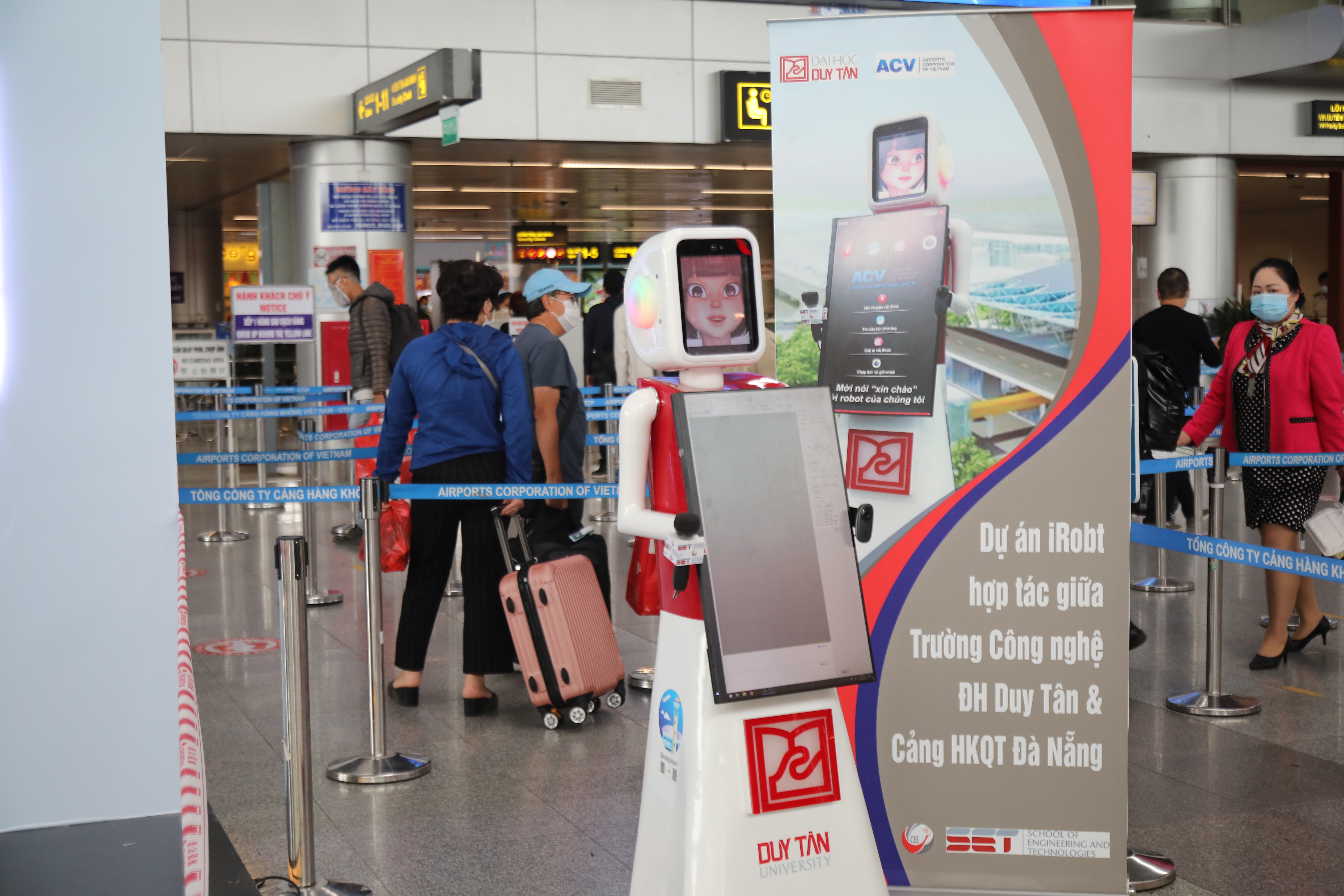 iRobt-Robot hướng dẫn hành khách đi máy bay
