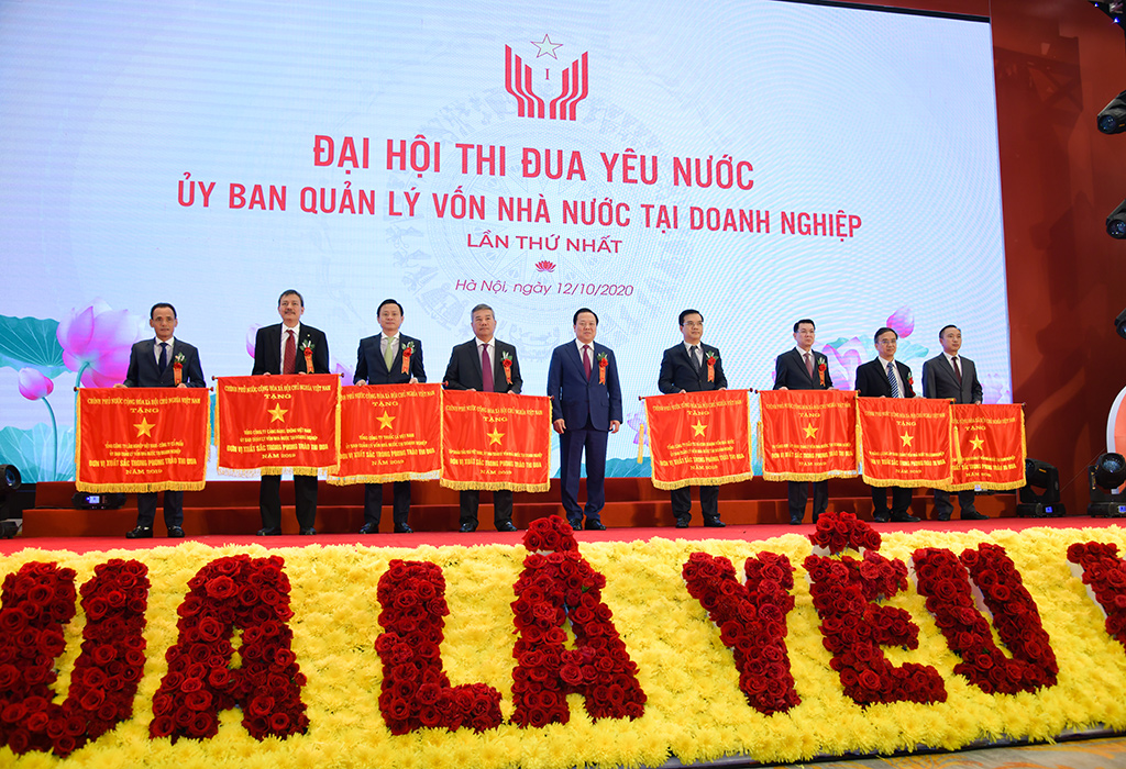 Đồng chí Nguyễn Hoàng Anh trao Cờ thi đua của Chính phủ cho 8 tập thể thuộc Ủy ban Quản lý vốn nhà nước tại doanh nghiệp