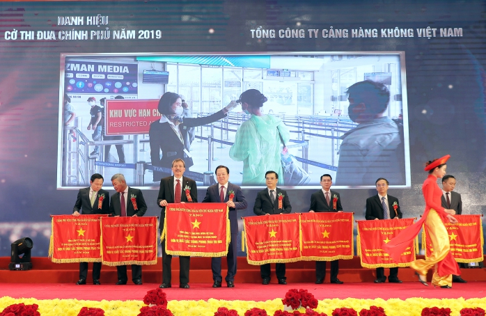 Đồng chí Nguyễn Hoàng Anh trao tặng Cờ thi đua của Chính phủ cho đồng chí Lại Xuân Thanh – Bí thư Đảng ủy, Chủ tịch HĐQT Tổng công ty  