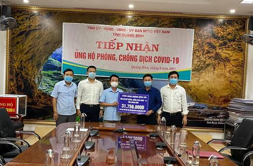 Đại diện Cảng hàng không Đồng Hới chuyển số tiền quyên góp “Quỹ phòng chống dịch Covid-19” của tỉnh Quảng Bình