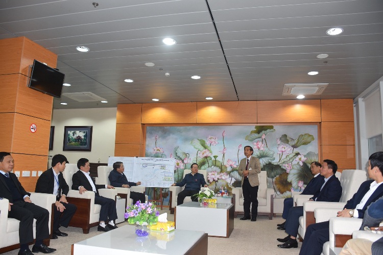 Giám đốc Cảng hàng không Thọ Xuân báo cáo với Phó Chủ tịch Quốc hội Phùng Quốc Hiển và đoàn công tác của Quốc hội