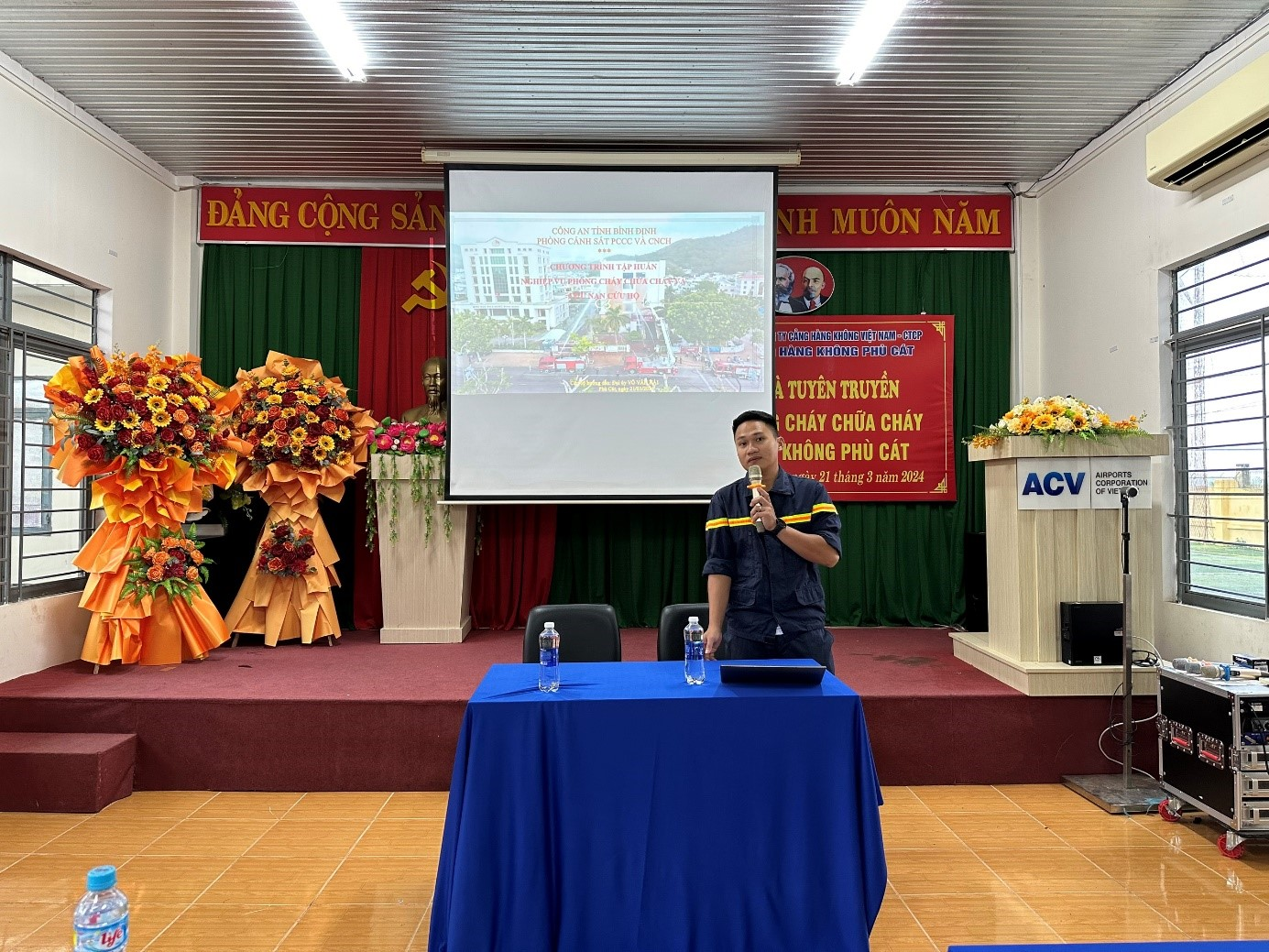 Cán bộ Phòng PCCC-CNCH- Công an tỉnh Bình Định tuyên truyền về công tác PCCC