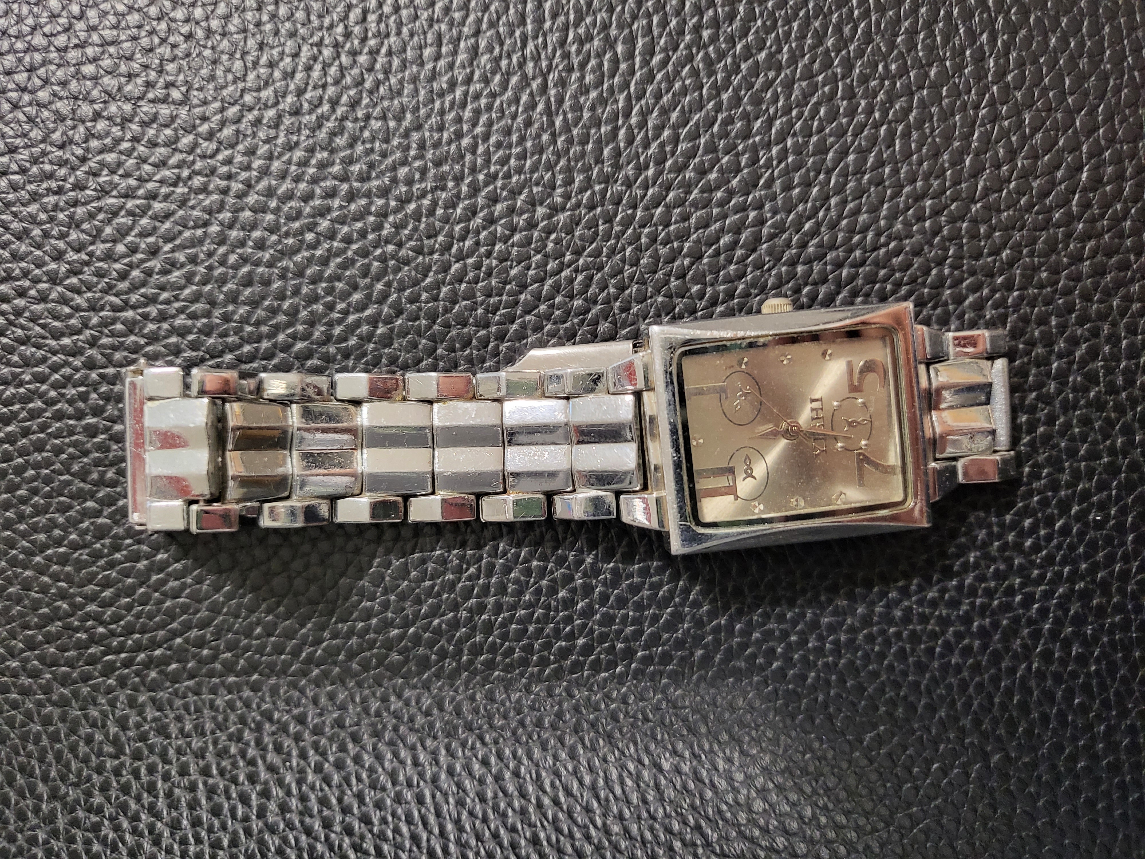 01 đồng hồ hiệu Yoshi kim loại màu bạc, ngày 11/02//2023 - Cảng hàng không  Phú Quốc